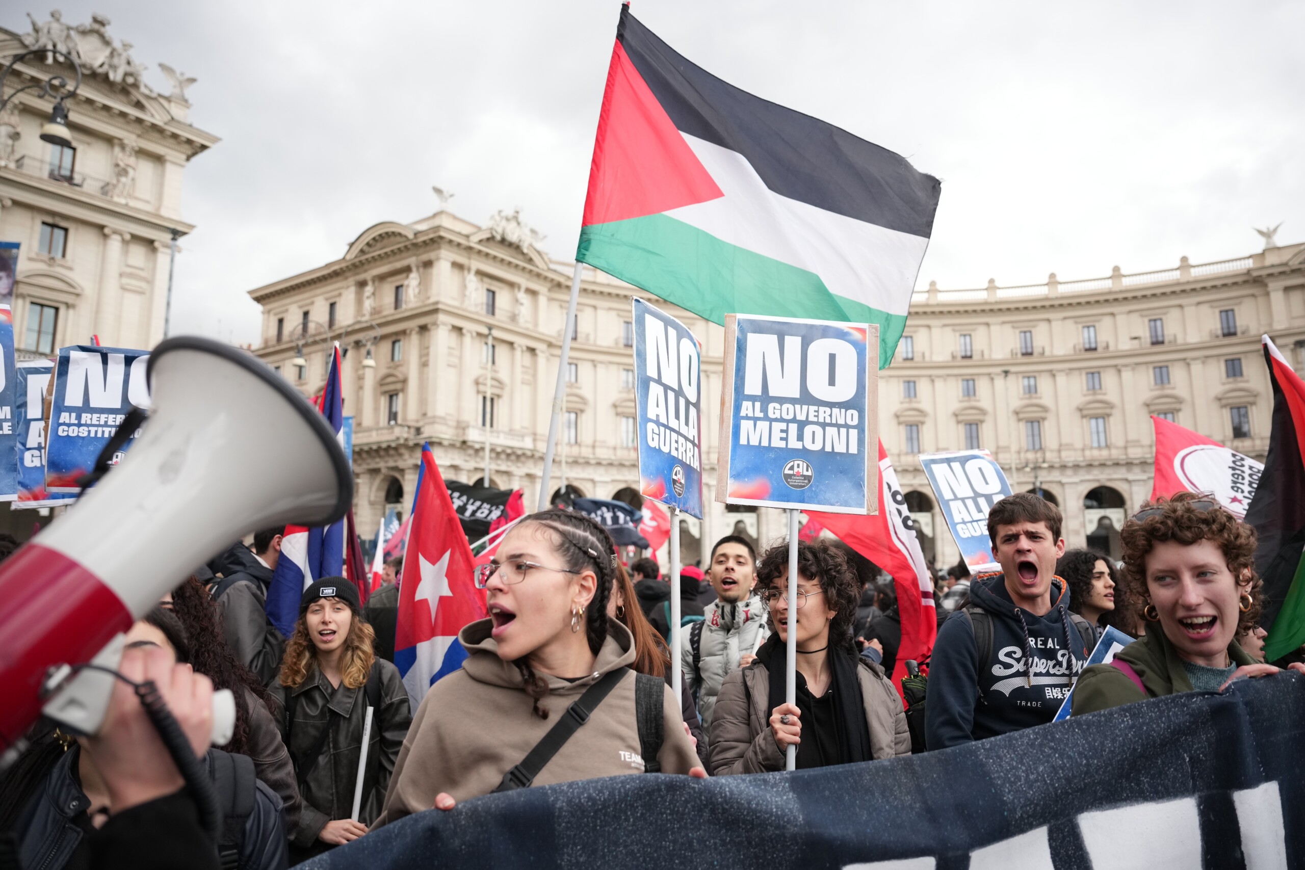 rome march sets off from piazza della repubblica scaled
