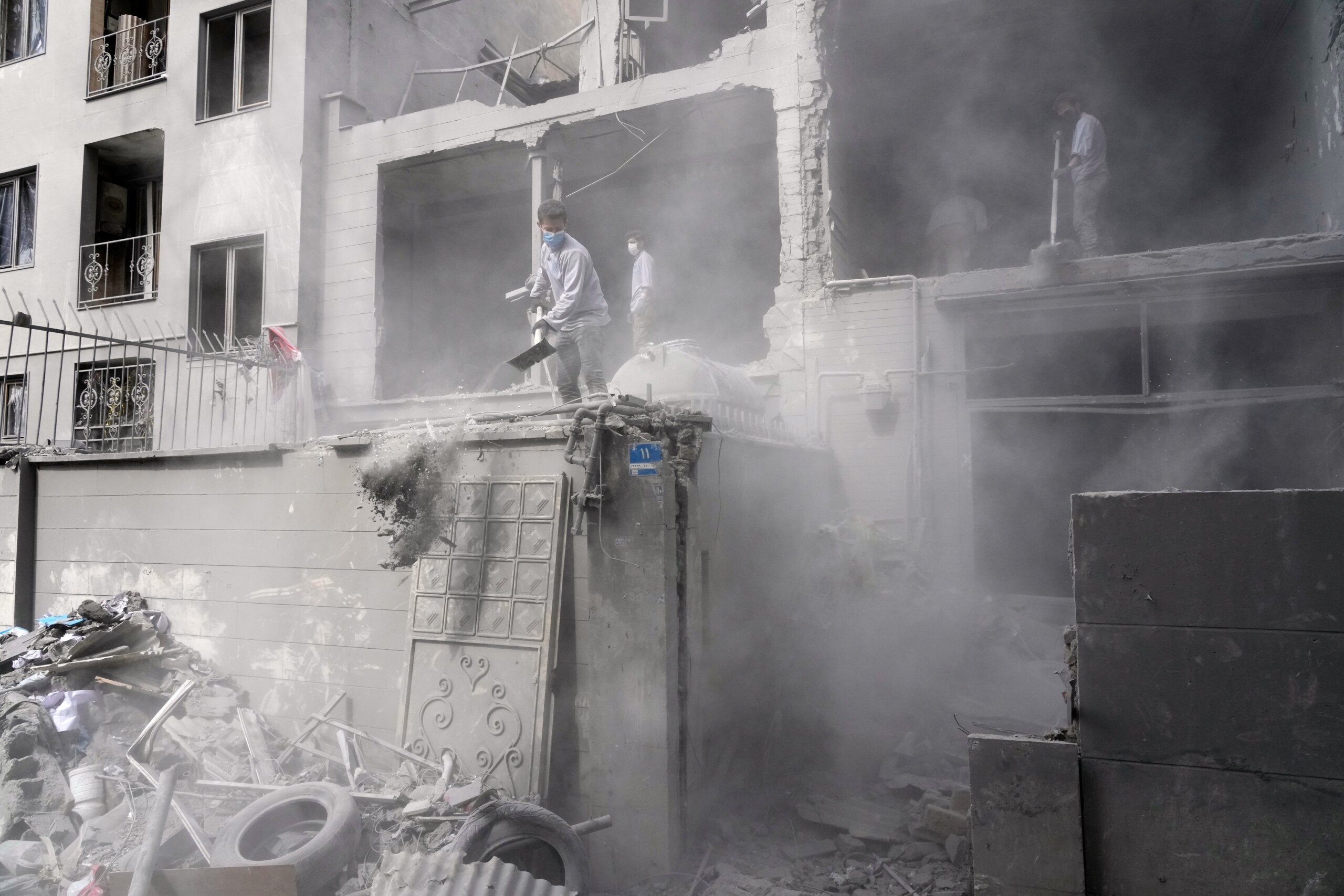 iran israeli military attacks have spread to tehran shiraz and tabriz scaled