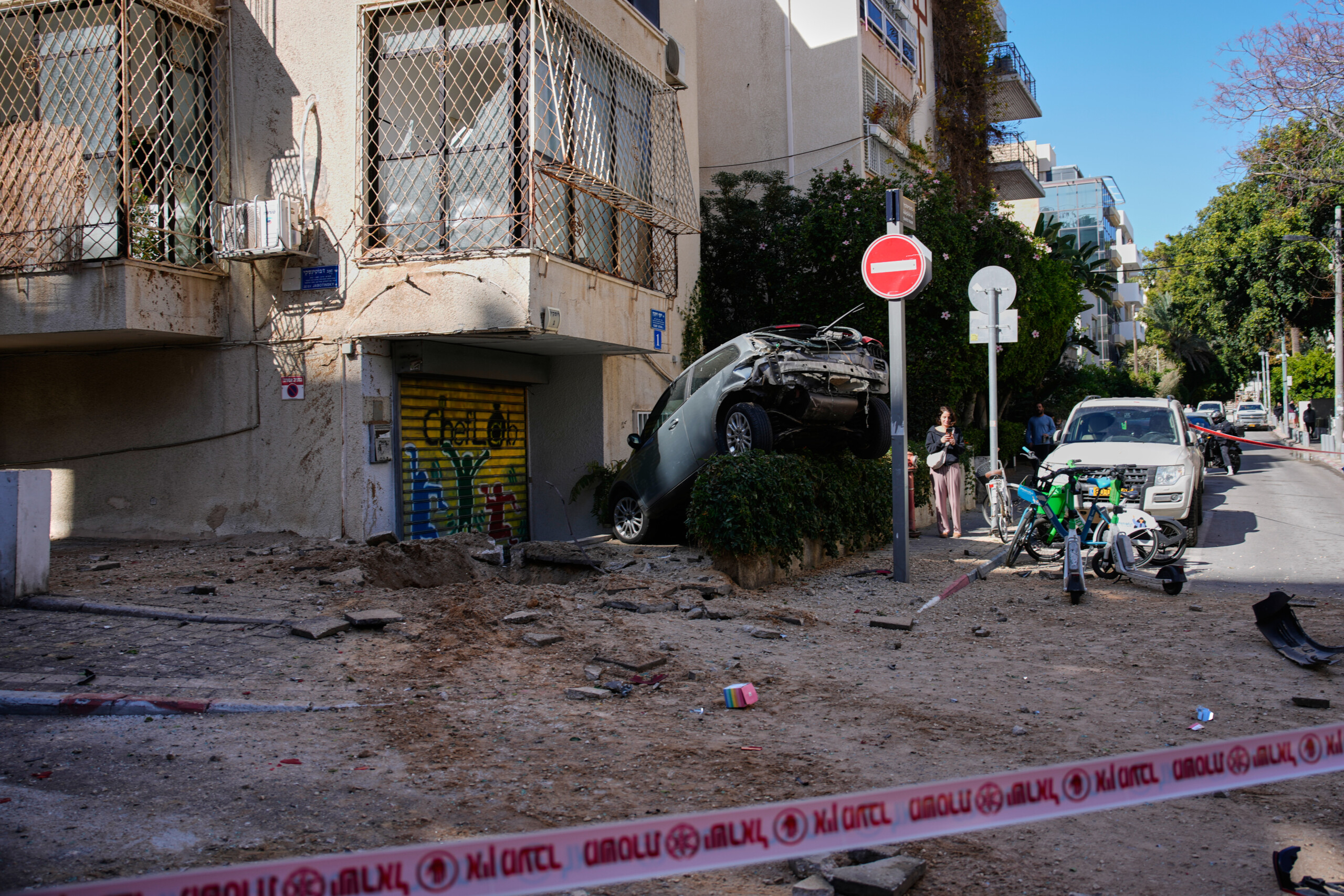 iran two dead in a tel aviv suburb following a missile attack from tehran scaled