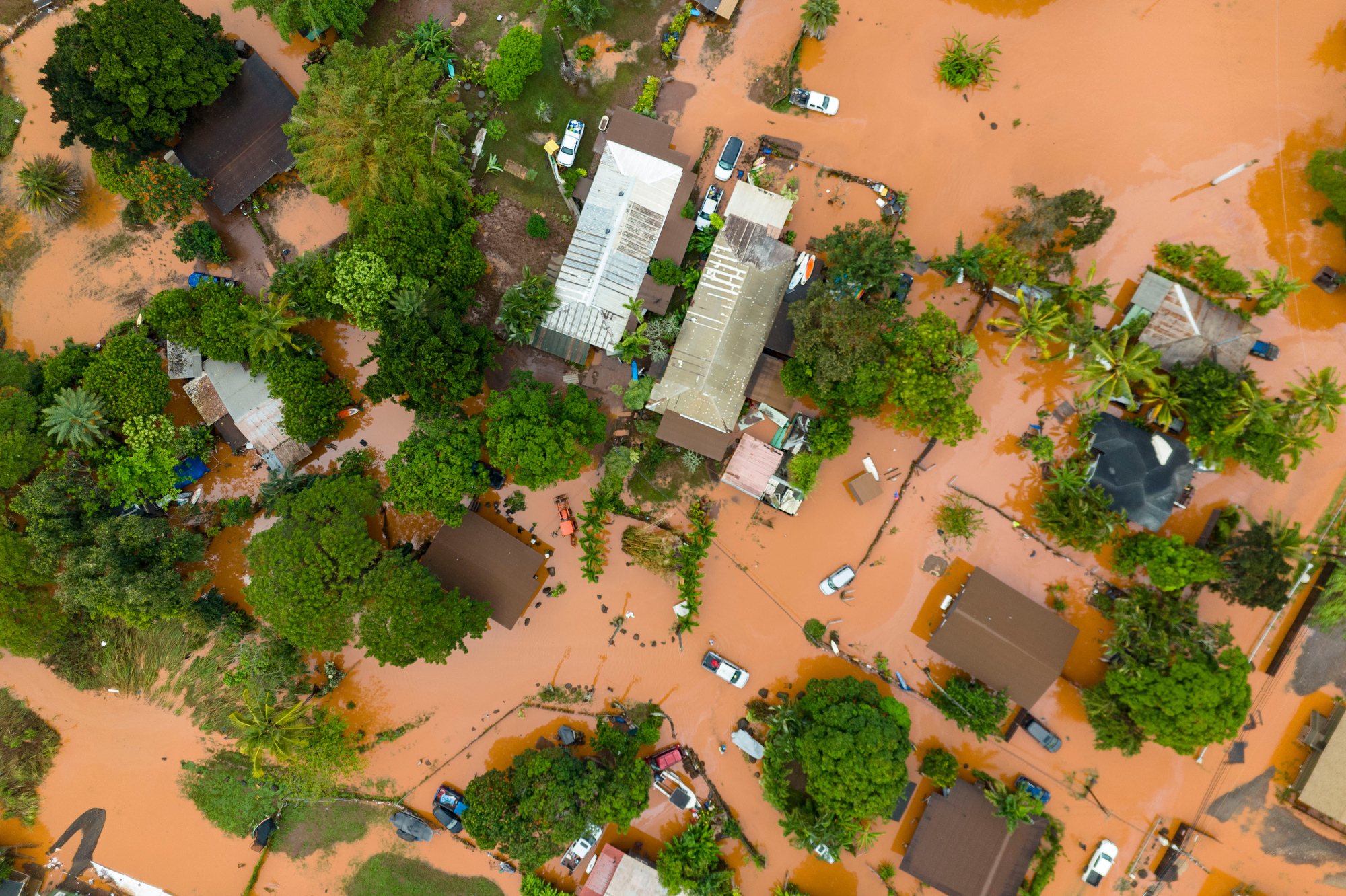usa severe floods and dam risk in hawaii thousands evacuated