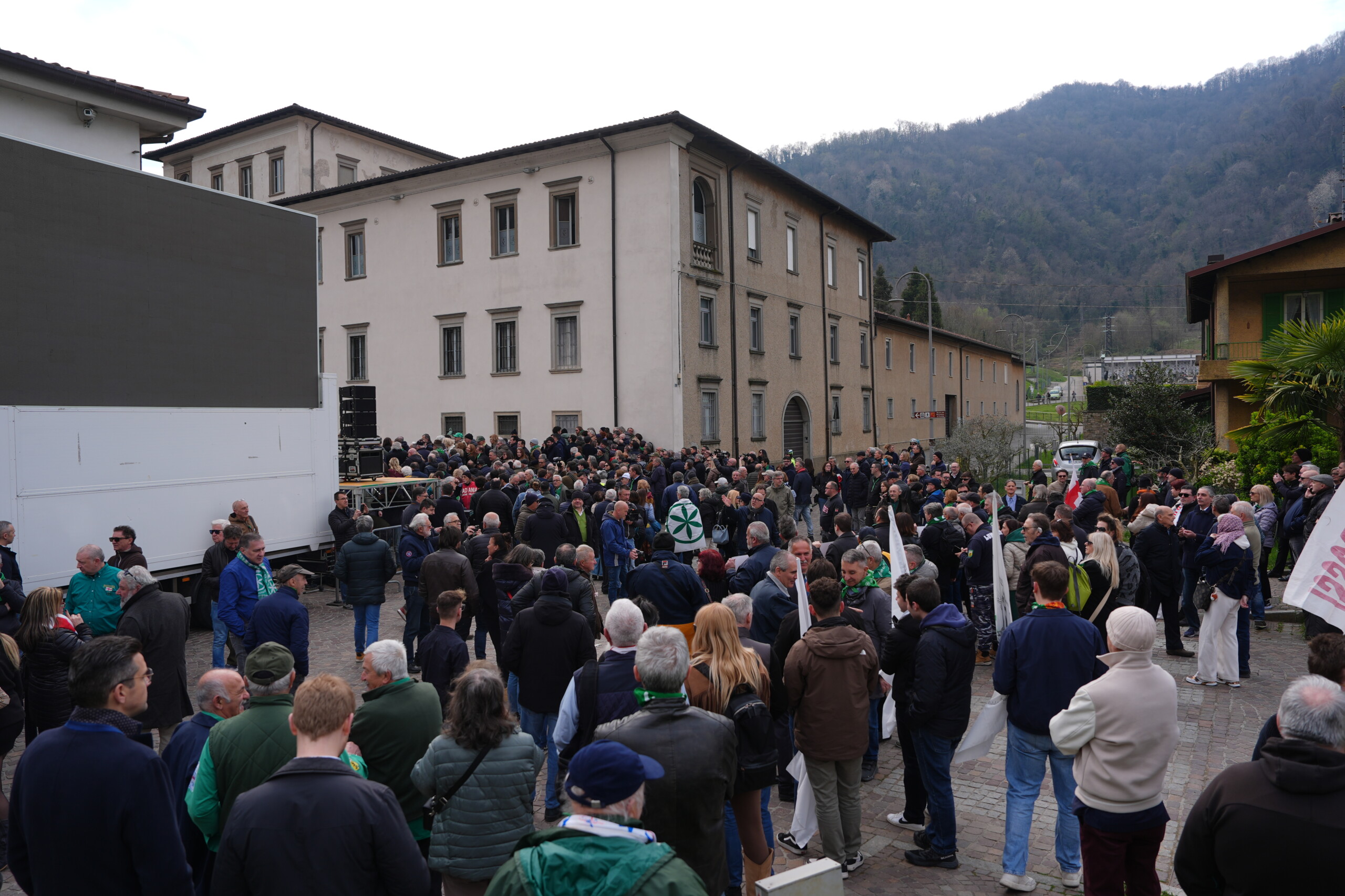 Bossi: Crowds of Lega Nord supporters in Pontida await the funeral, “Free Padania” 1 bossi crowds of lega nord supporters in pontida await the funeral free padania scaled
