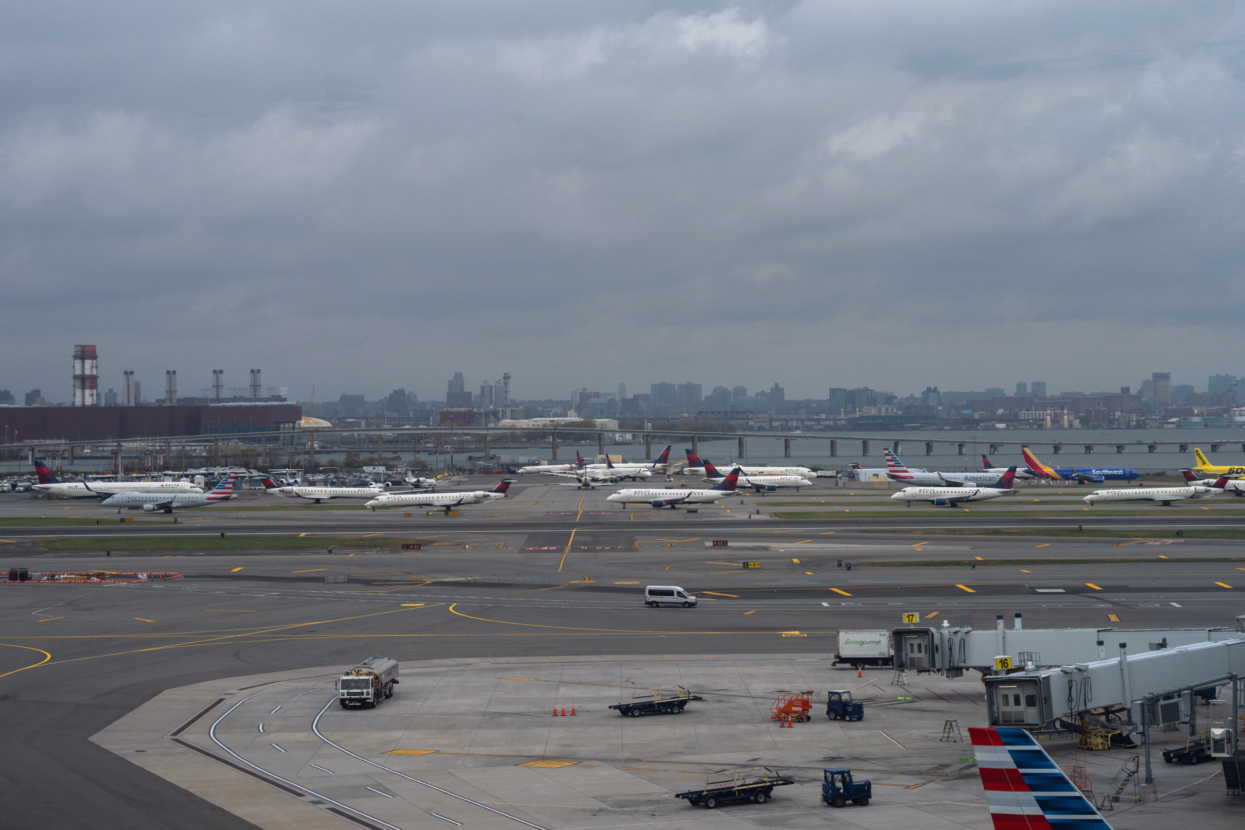 New York: collision on the runway at LaGuardia Airport between a plane and a service vehicle; flights suspended 1 new york collision on the runway at laguardia airport between a plane and a service vehicle flights suspended scaled