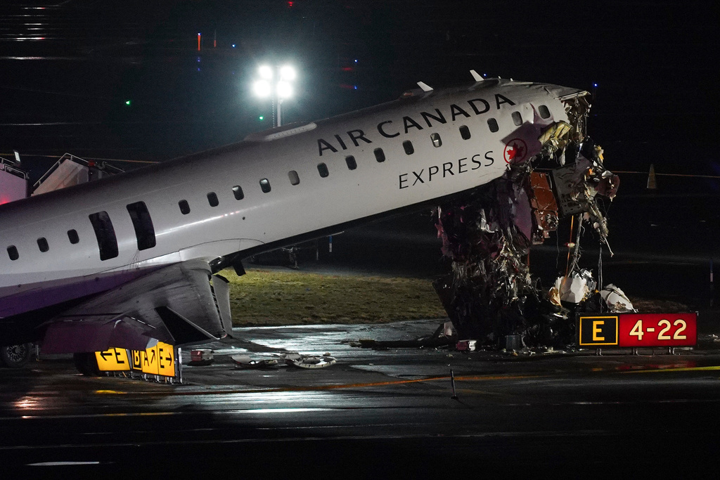 us plane crashes into fire engine at laguardia airport 2 dead