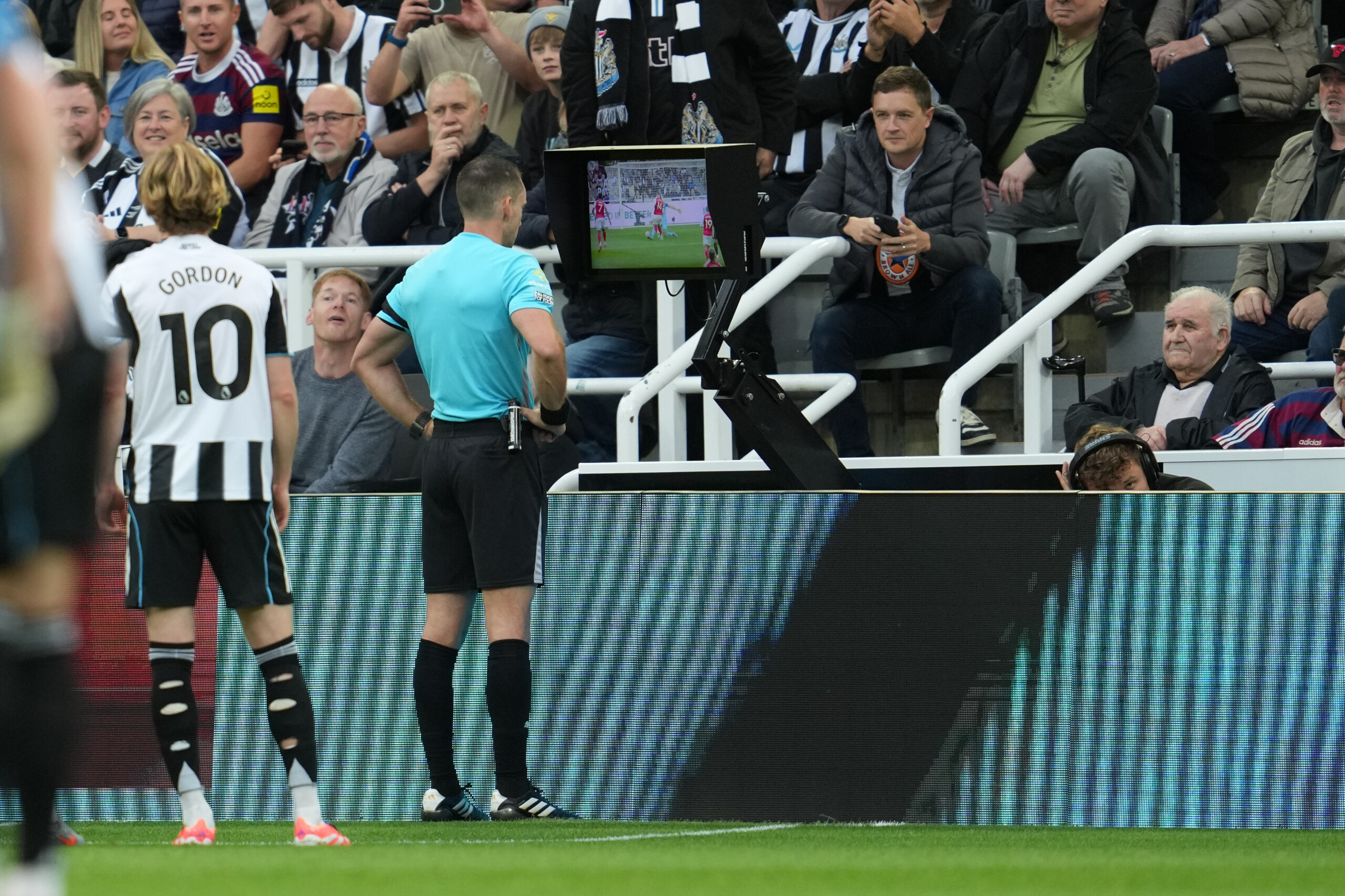 premier league over 75 of fans oppose var scaled