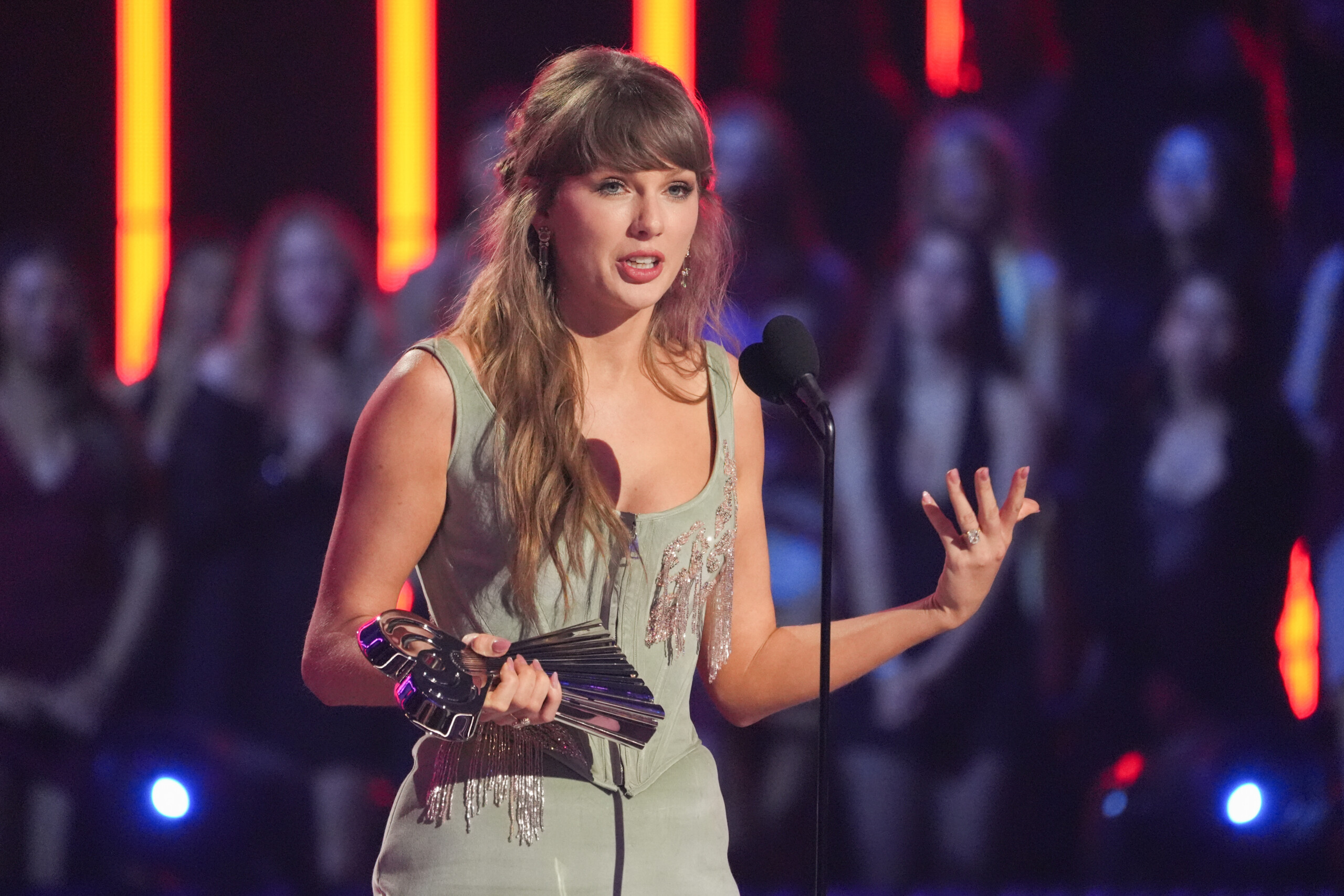 Taylor Swift, surprise here is the video clip of 'Elizabeth Taylor' 1 taylor swift surprise here is the video clip of elizabeth taylor scaled