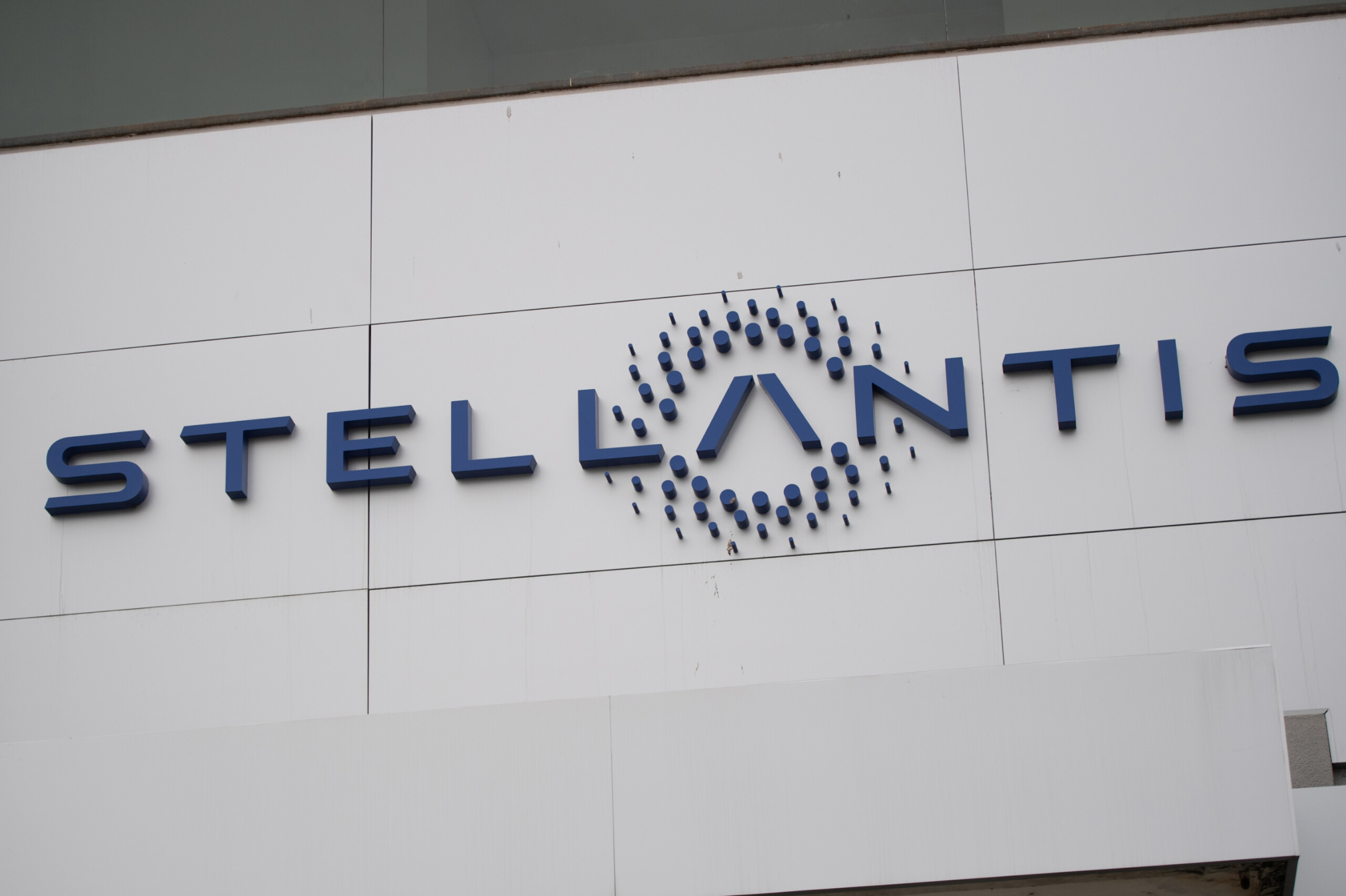 stellantis recalls 700 thousand vehicles due to potential fire risk scaled