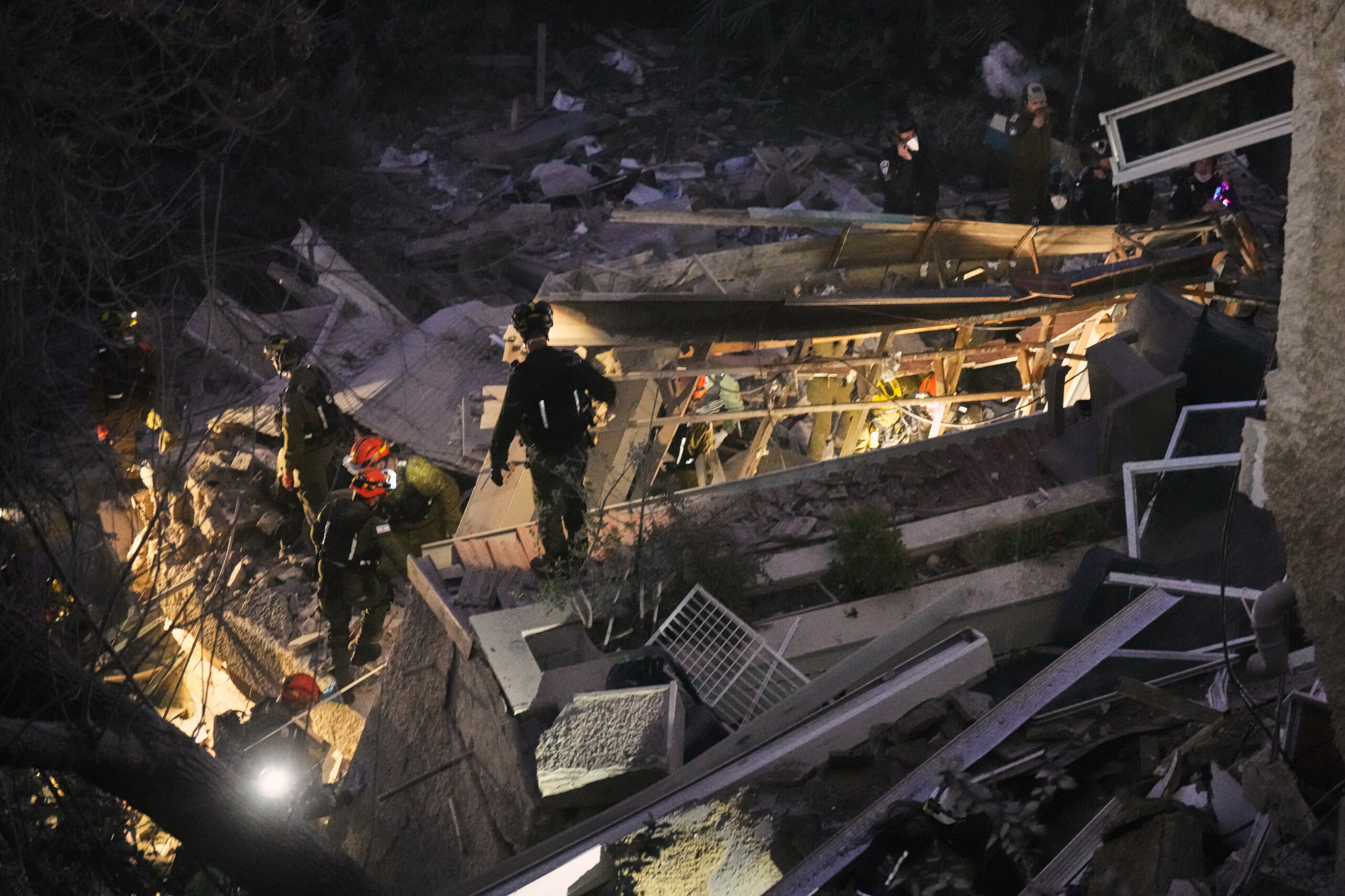 israel building hit by iranian missile in haifa 2 dead scaled