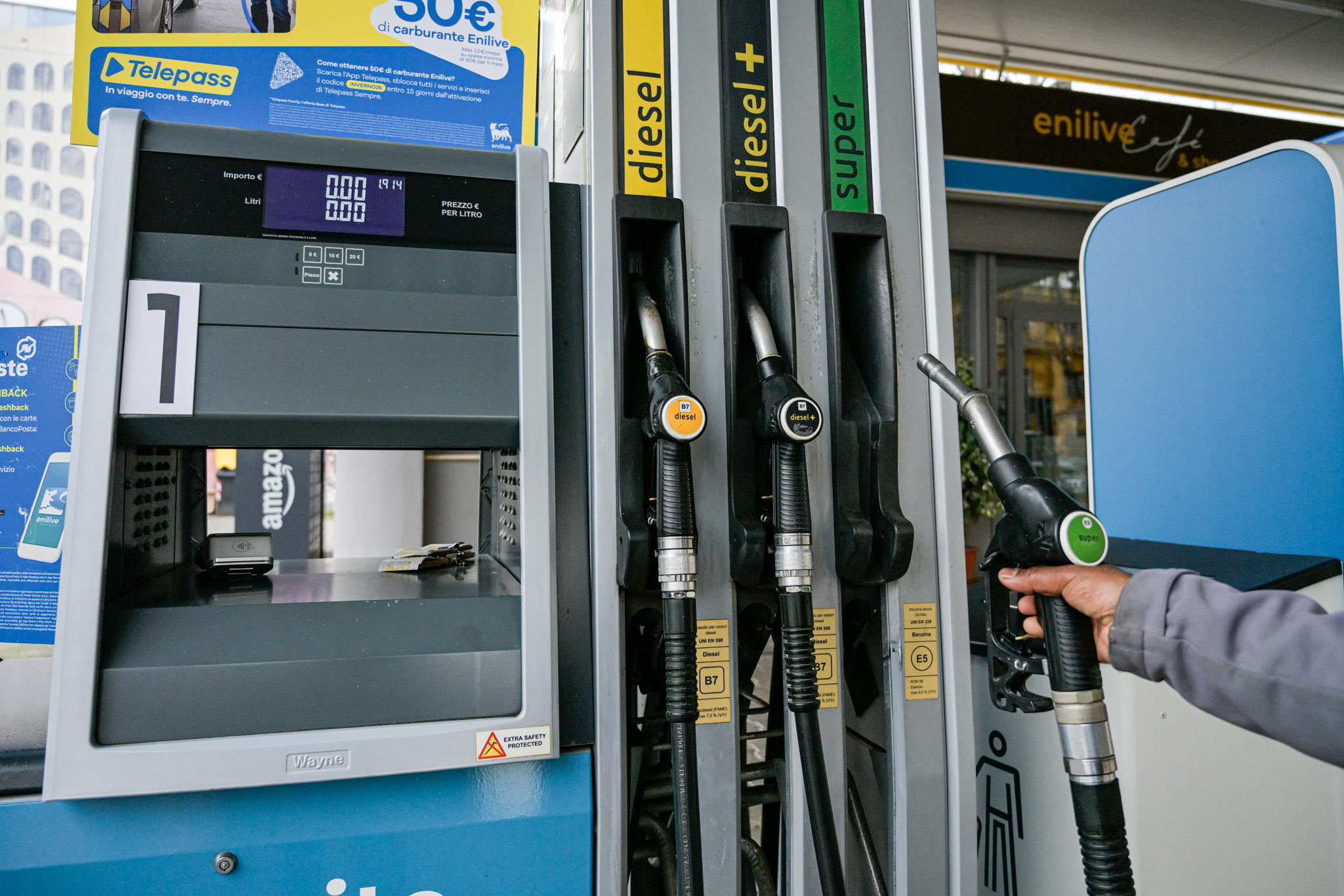 Fuel: Mimit reports average self-service petrol price at €1.792 per litre, diesel at €2.184 1 fuel mimit reports average self service petrol price at e1 792 per litre diesel at e2 184