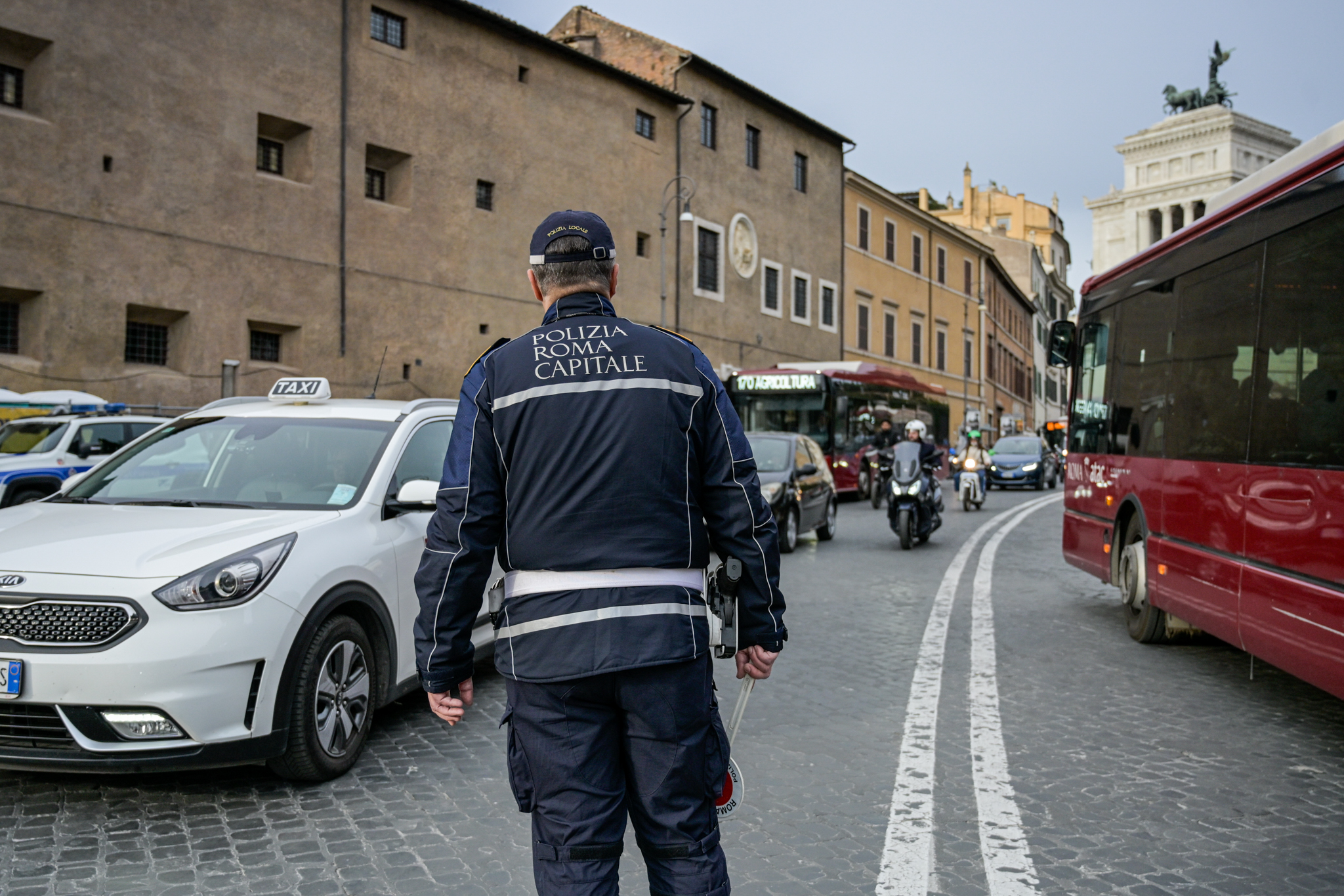 rome man threatens police officer on a bike and knocks him down suspected attempted murder
