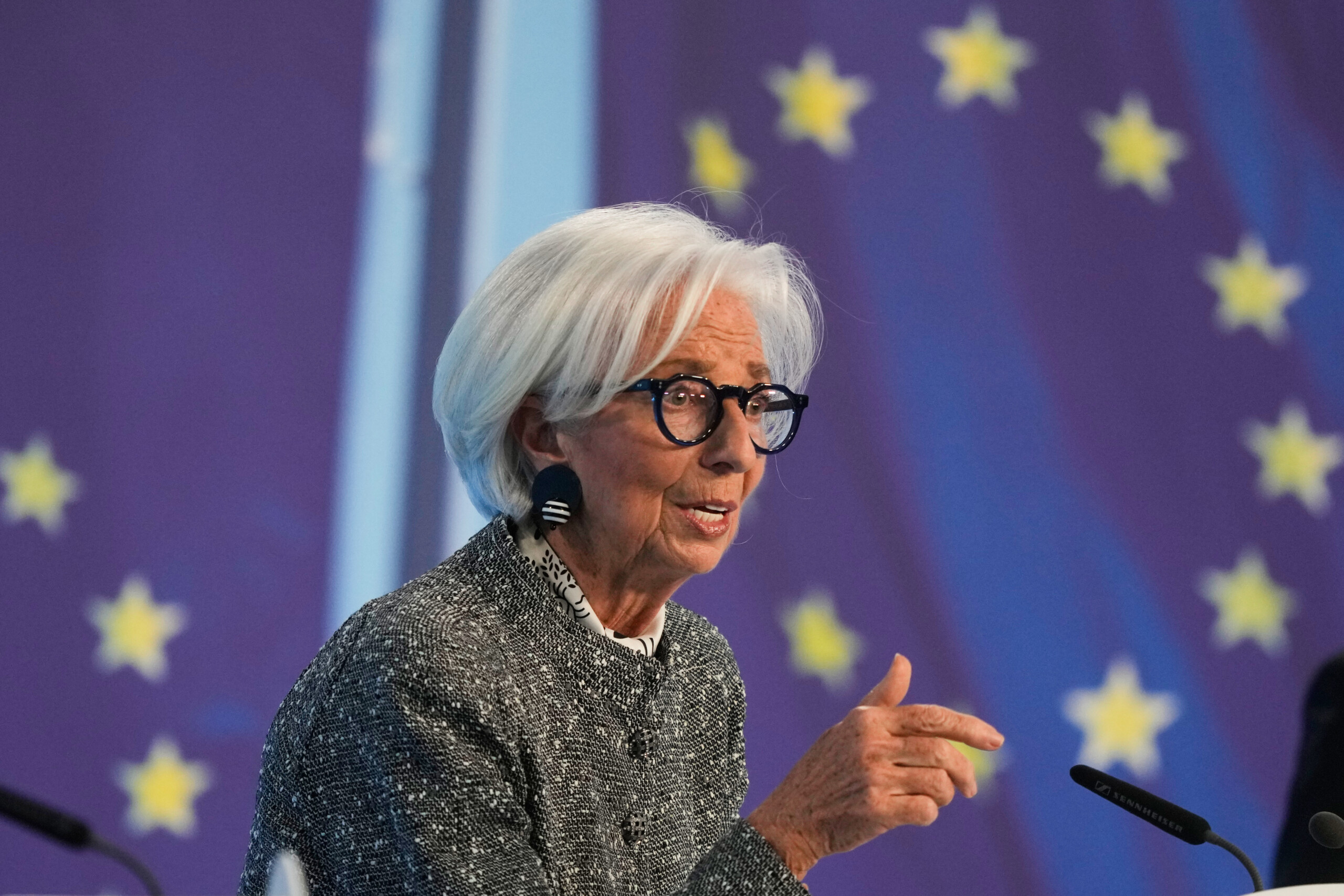 ECB, Lagarde: "EU economy is between baseline and adverse scenarios, we depend on data" 1 ecb lagarde eu economy is between baseline and adverse scenarios we depend on data scaled