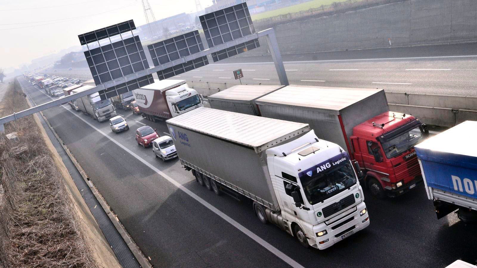 fuel strike ombudsman reiterates call to lift the ban on lorries from 20 25 april