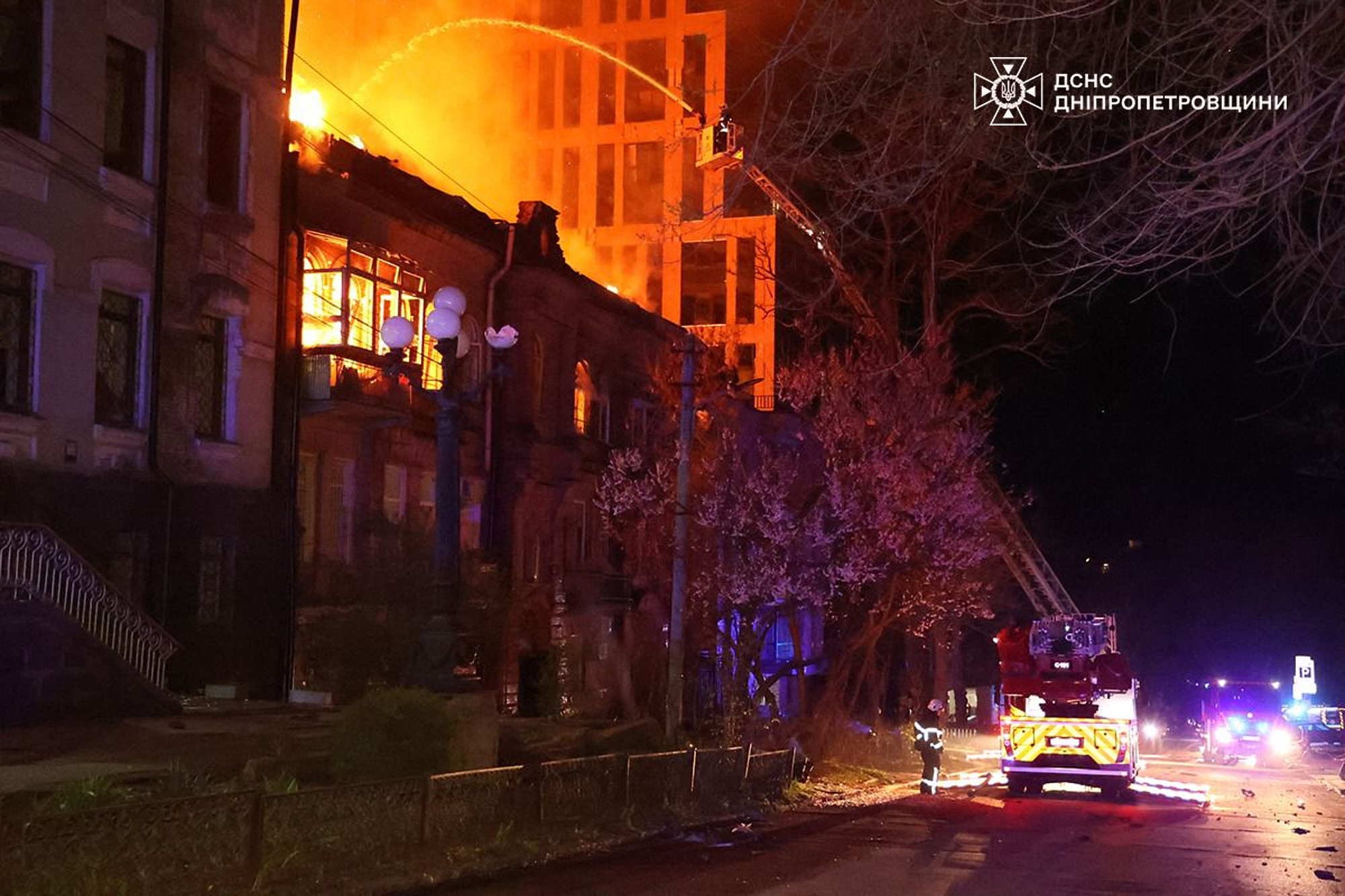 ukraine 2 dead and 9 injured following russian raid on dnipro