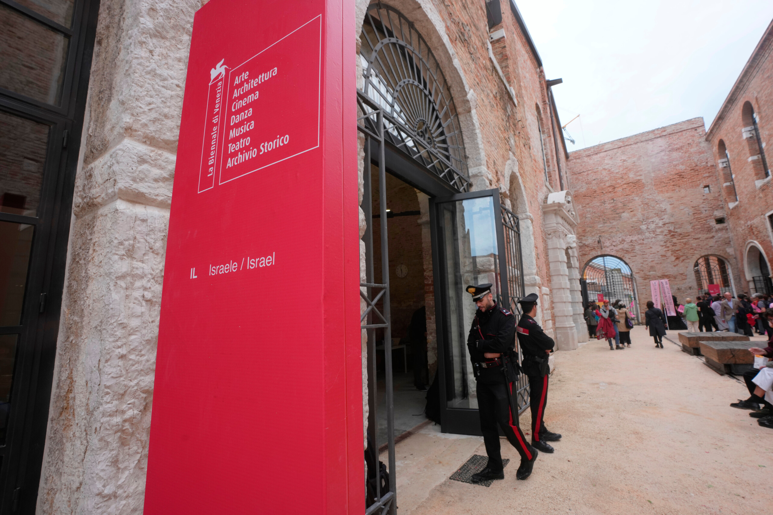 venice biennale clashes between police and protesters at pro palestine march scaled