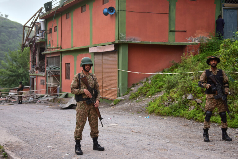 pakistan car bomb at checkpoint kills 12 officers