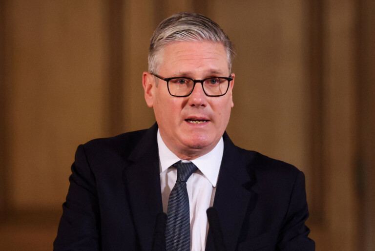 uk starmer i wont step down i wont plunge the country into chaos