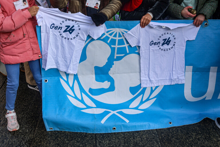 children unicef nearly one in four children in italy lives below the poverty line