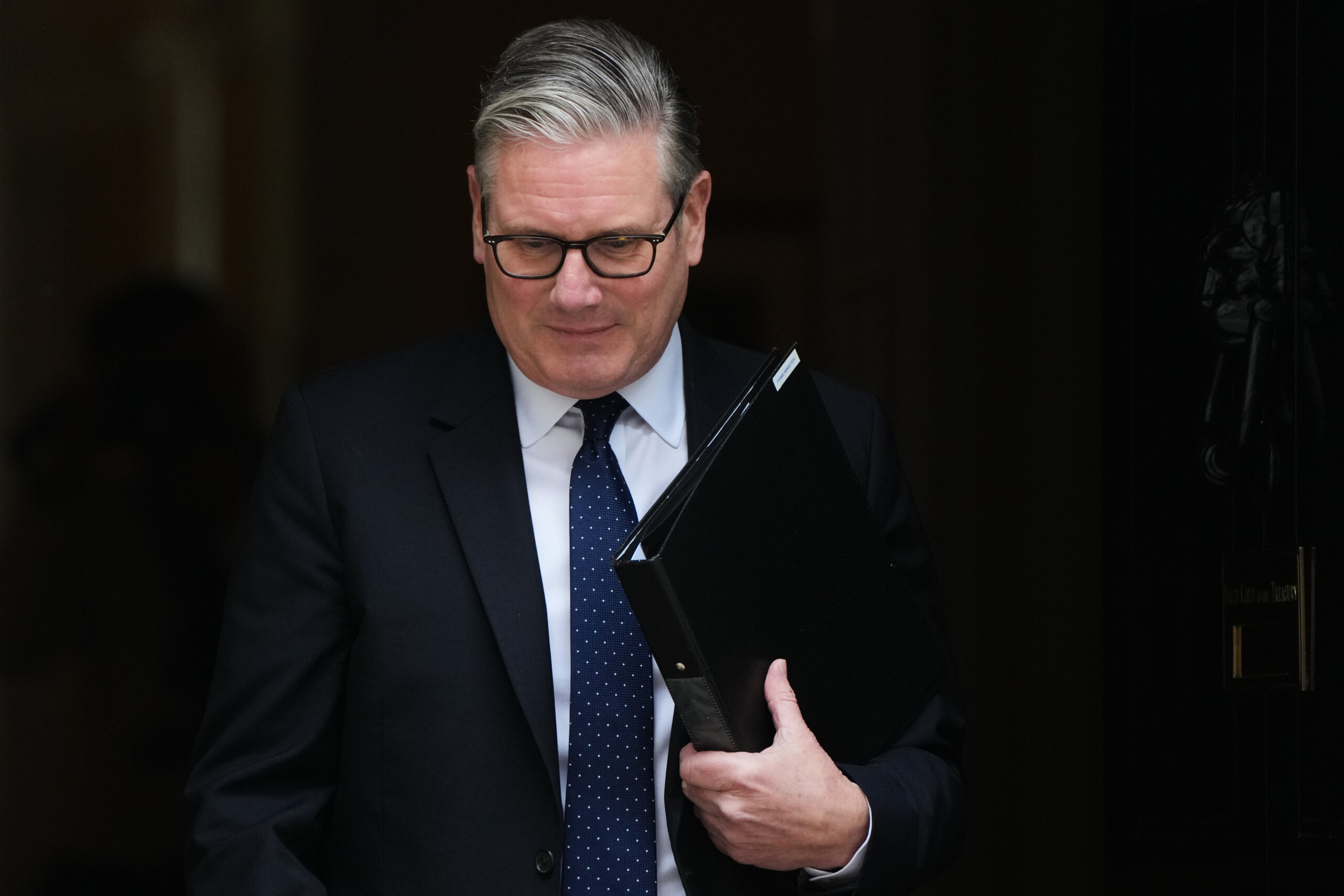 uk starmer ministers and labour mps meet in parliament scaled