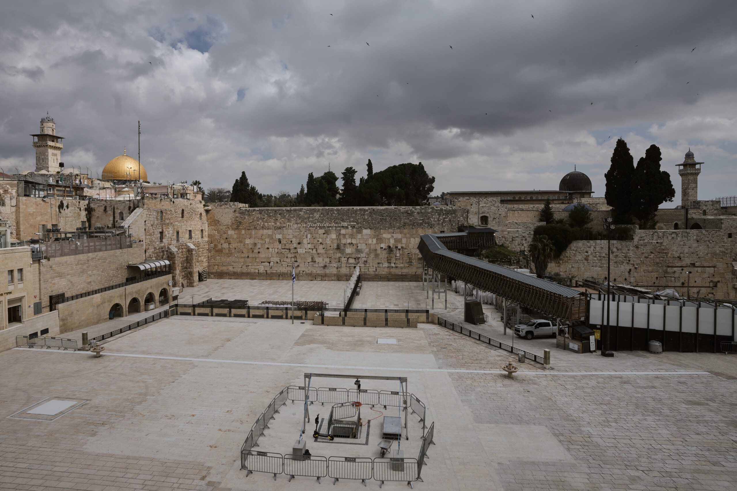 jerusalem holy land christian forum jewish man spits on statue of the virgin mary scaled