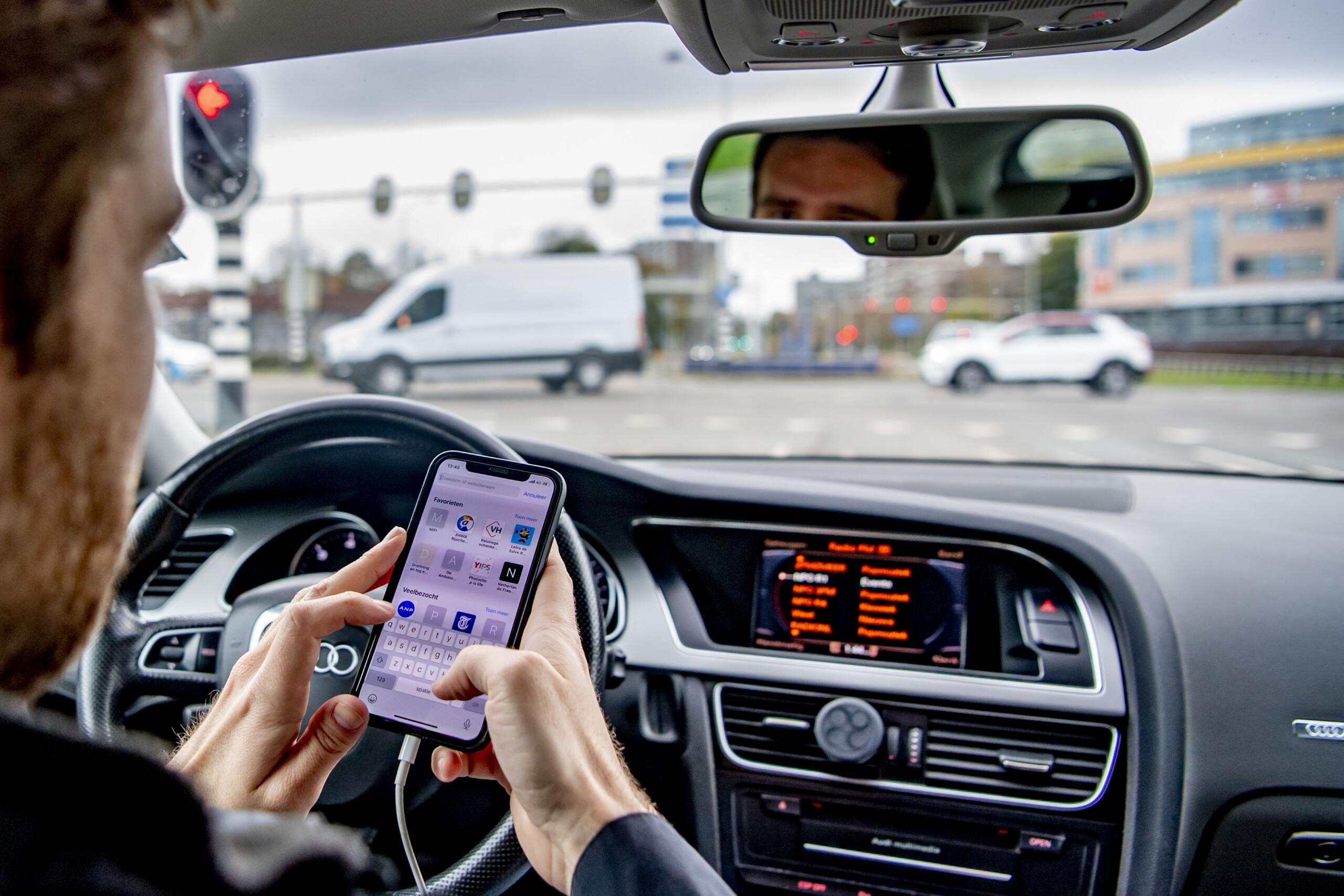 mobile phones at the wheel fewer than one in two italians use them properly scaled
