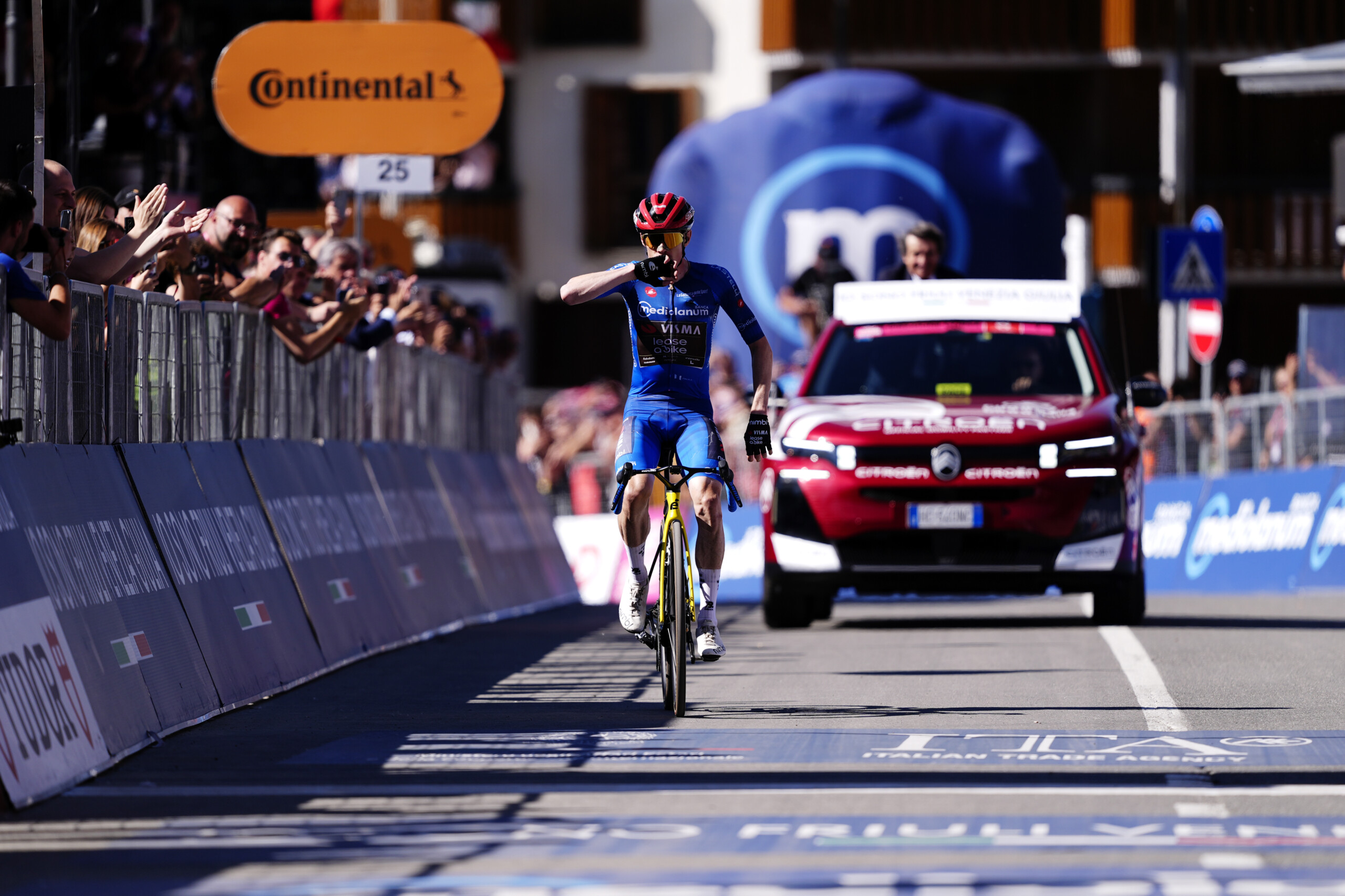 giro ditalia vingegaard secures a hat trick at pila the dane takes the pink jersey scaled