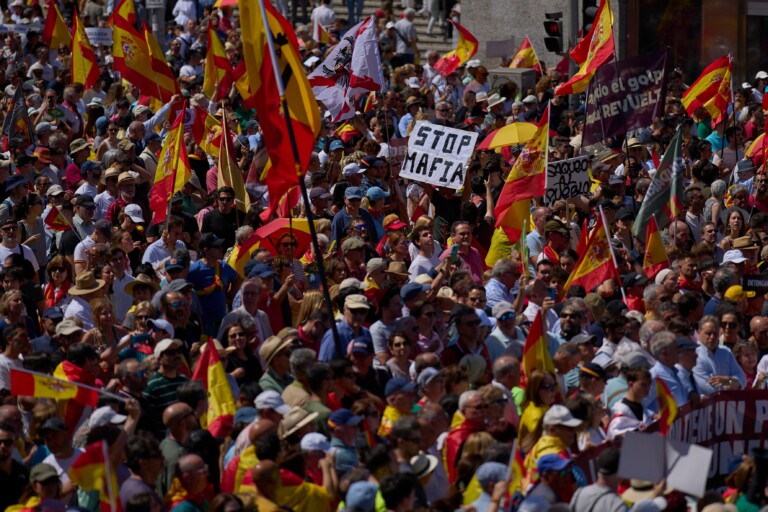 spain 3 arrests and 7 officers slightly injured at demonstration against sanchez