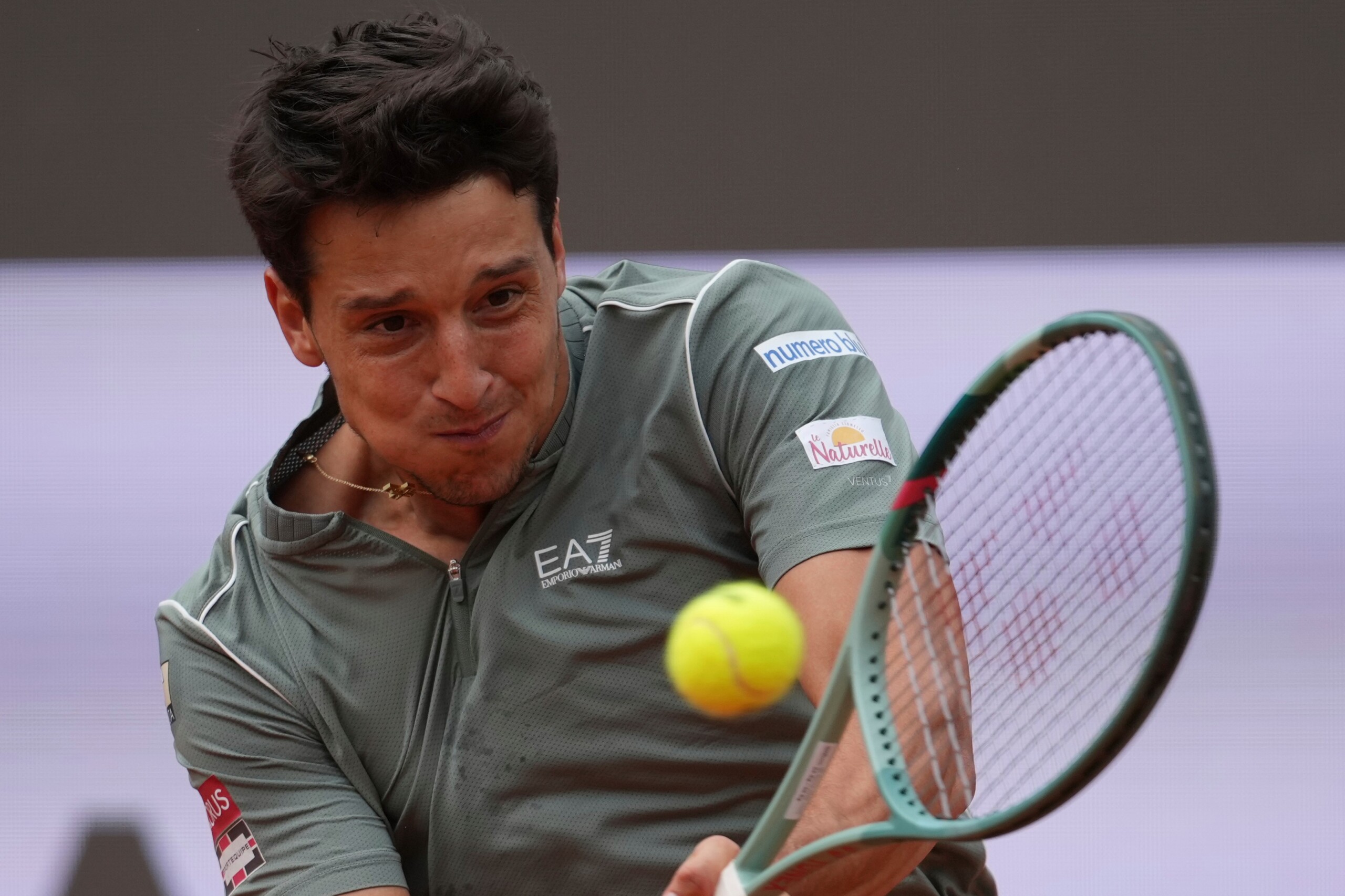 roland garros darderi beats ofner to reach the second round scaled