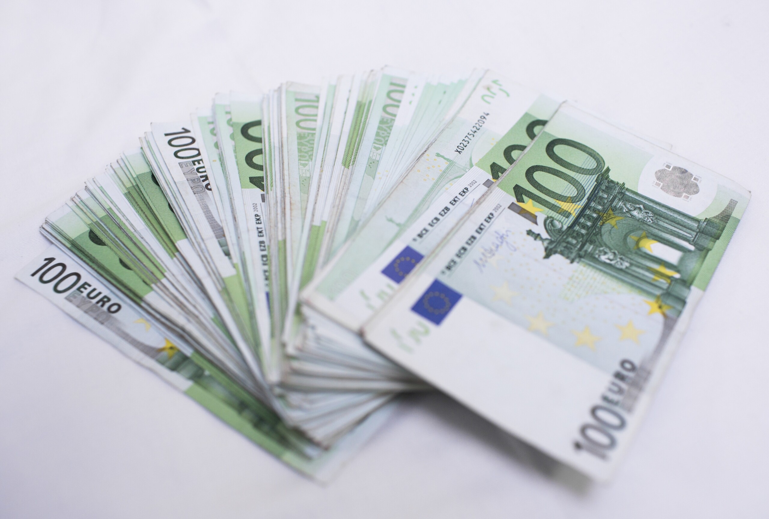 eurispes more than 6 in 10 people struggle to make ends meet scaled