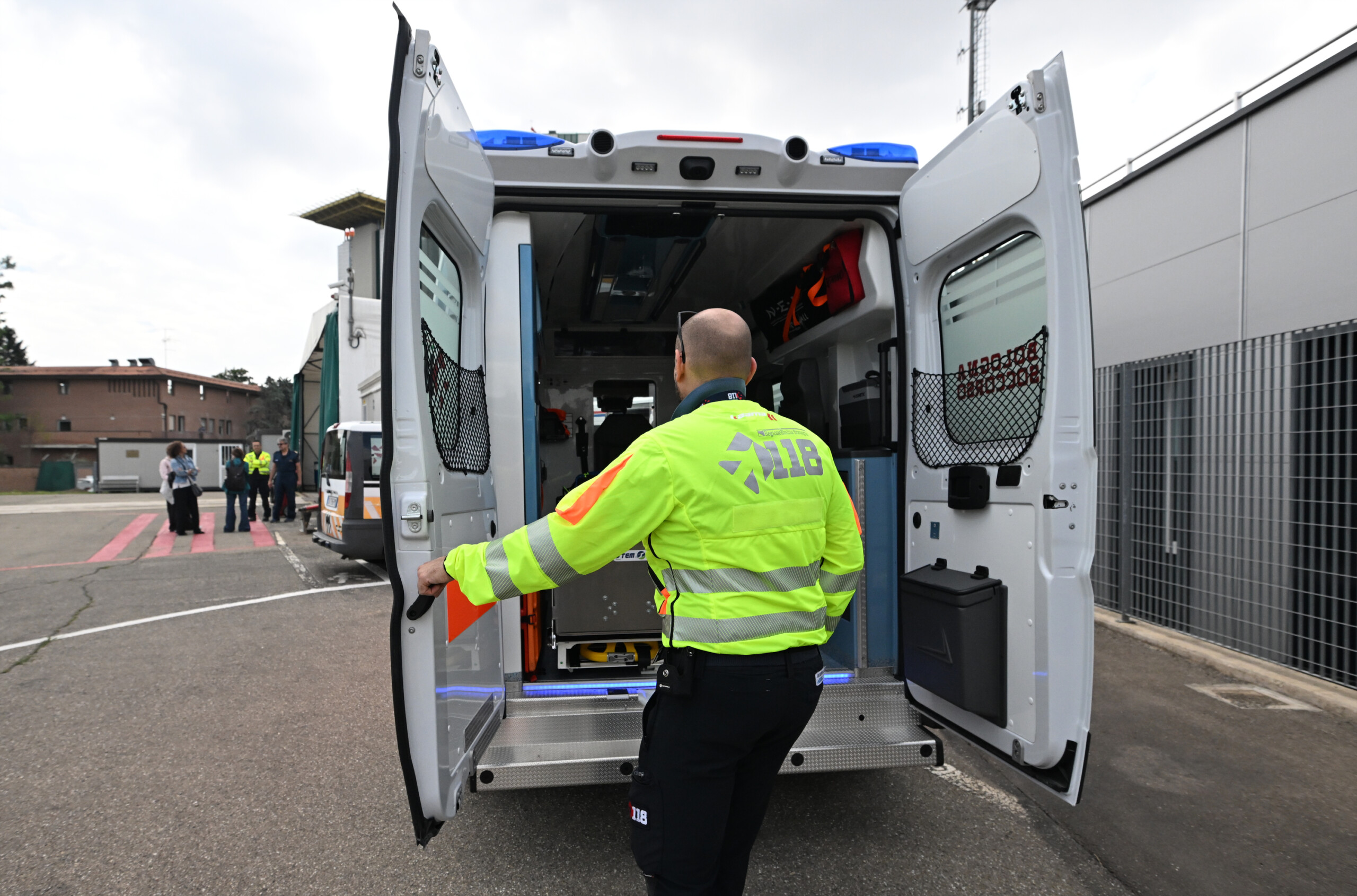 trapani 19 injured in school bus collision including 14 children and 5 adults scaled