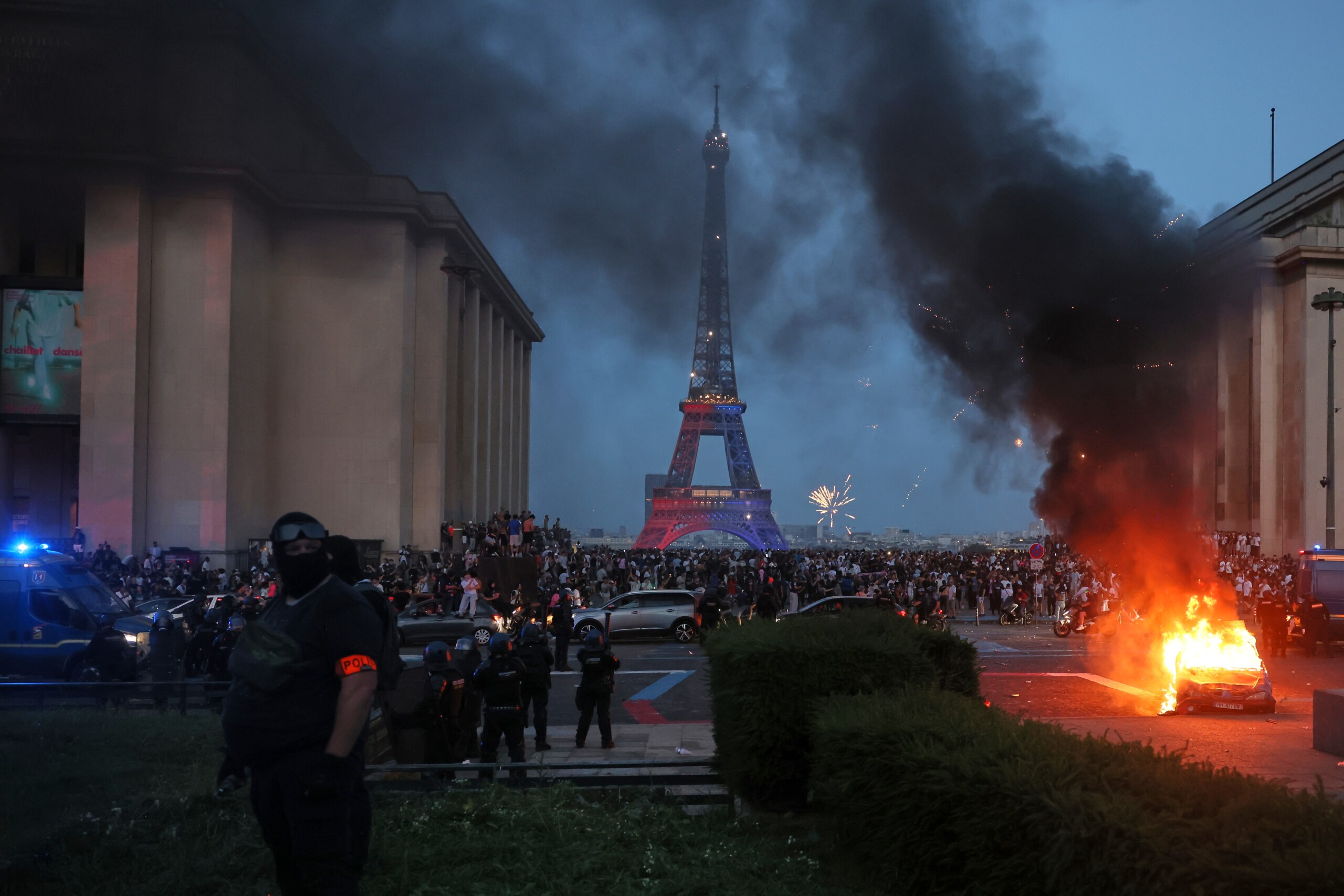 champions league 130 arrests in clashes in paris after psg victory scaled