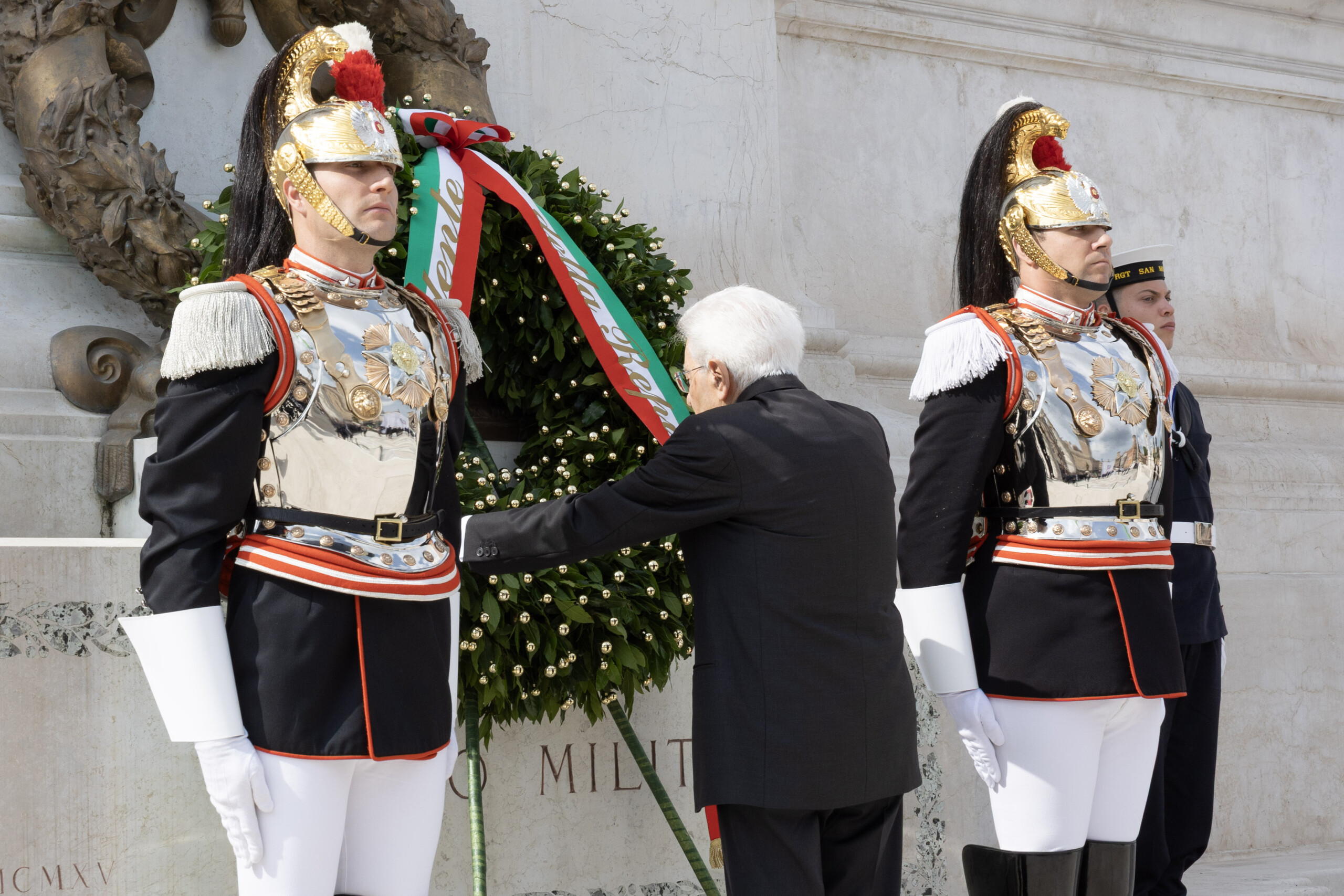 2 june mattarella pays tribute to the unknown soldier at the altar of the fatherland scaled