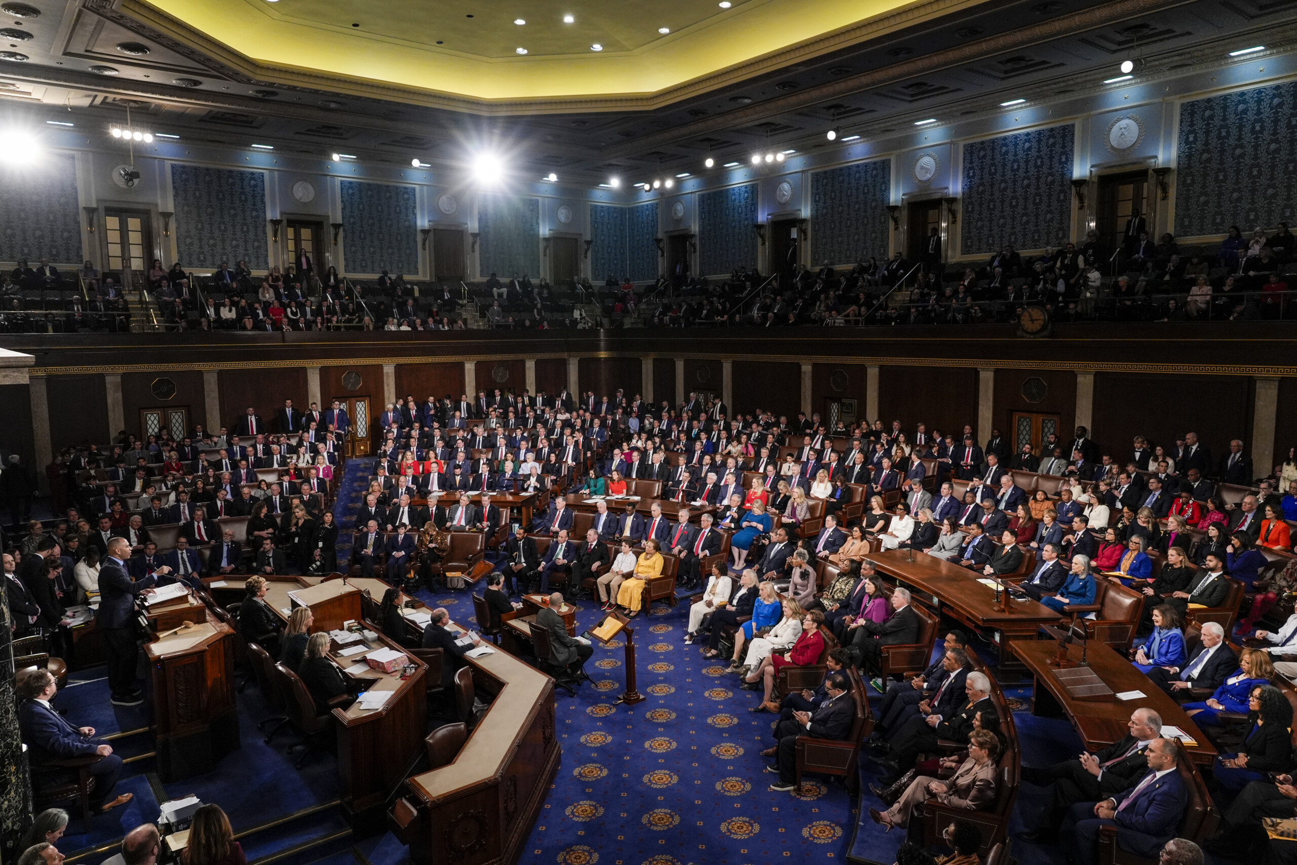 ukraine us house of representatives approves aid for kyiv and sanctions against moscow scaled