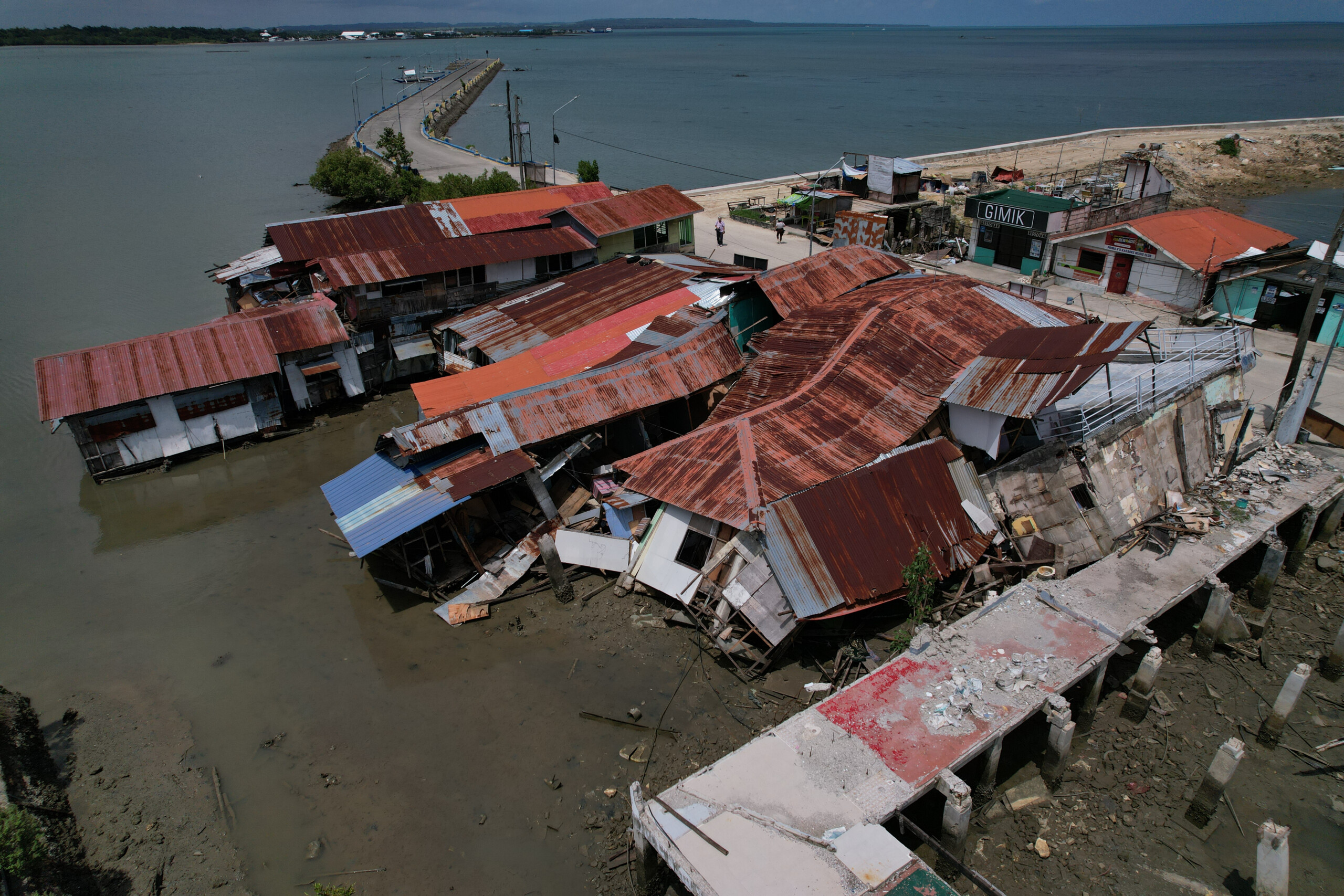 Philippines, magnitude 7.8 earthquake: collapsed buildings and tsunami waves 1 philippines magnitude 7 8 earthquake collapsed buildings and tsunami waves scaled