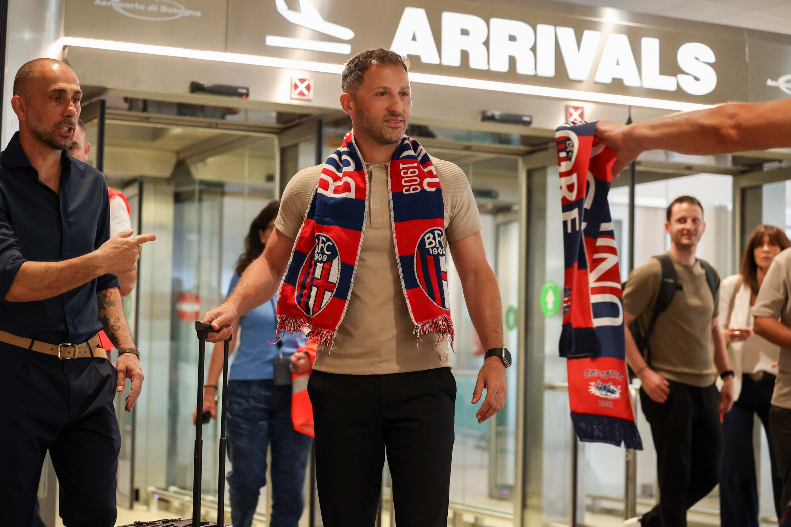 football tedesco arrives in bologna selfies and autographs at the airport scaled