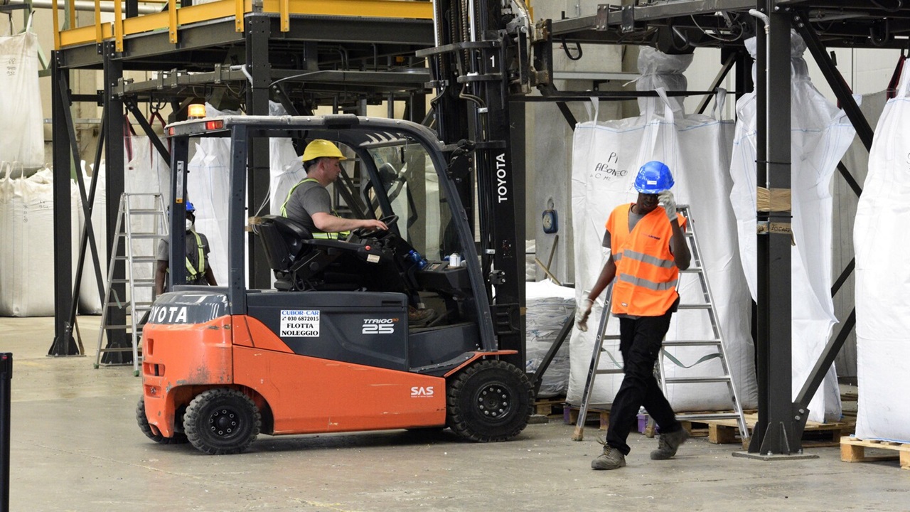 industry istat reports a 0 5 rise in output in april up 1 3 year on year