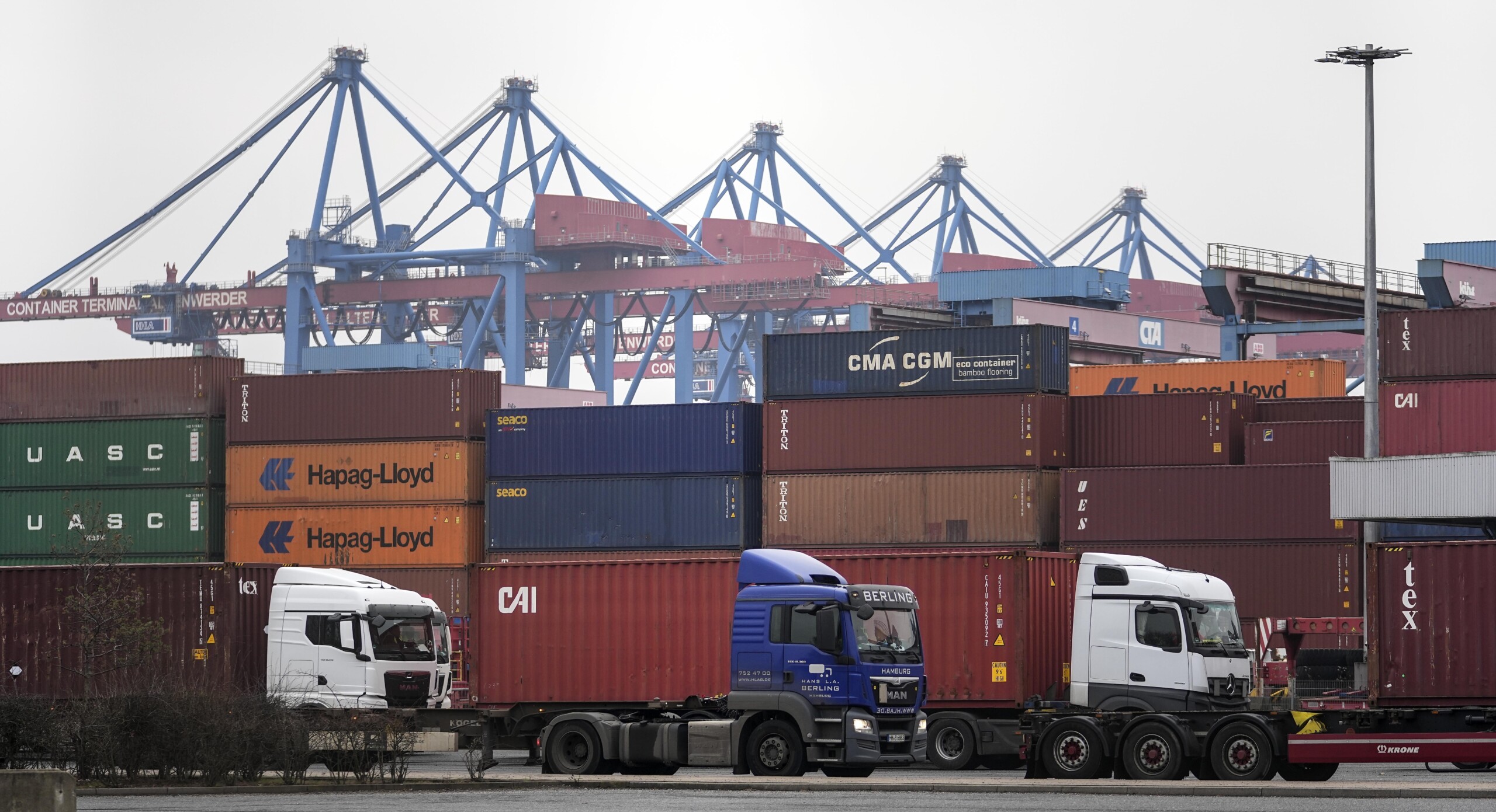 foreign trade istat slowdown in april with imports down 0 6 and exports down 2 2 scaled