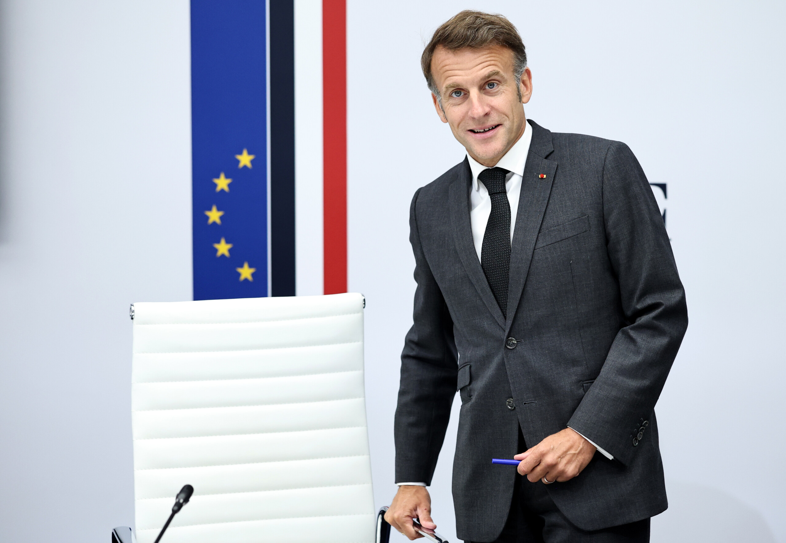 france macron we will close social media accounts belonging to under 15s by the end of the year scaled